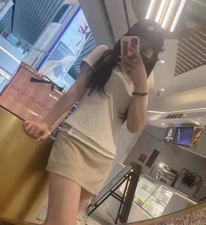 年轻漂亮的小姐姐