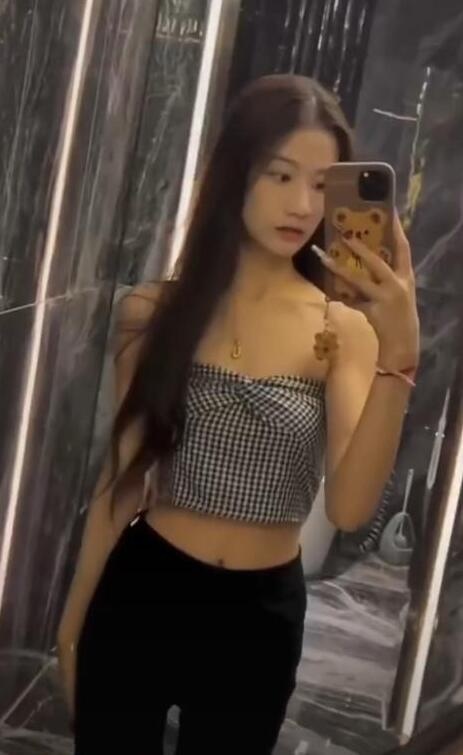 江岸美女梁露露