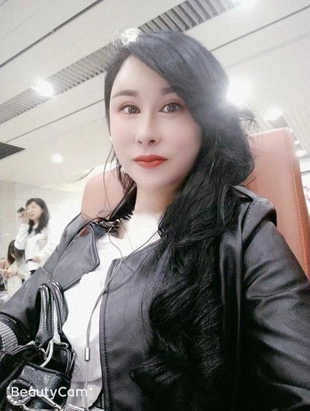 大胸妹子小花