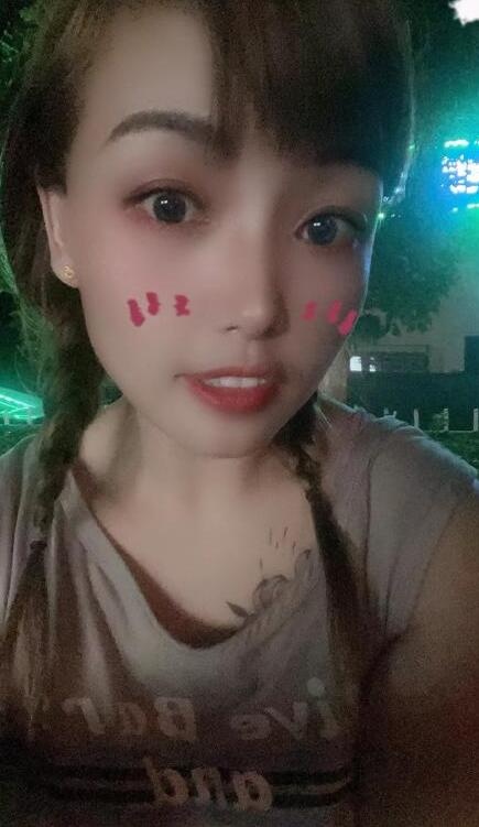 胸上有朵花的少妇