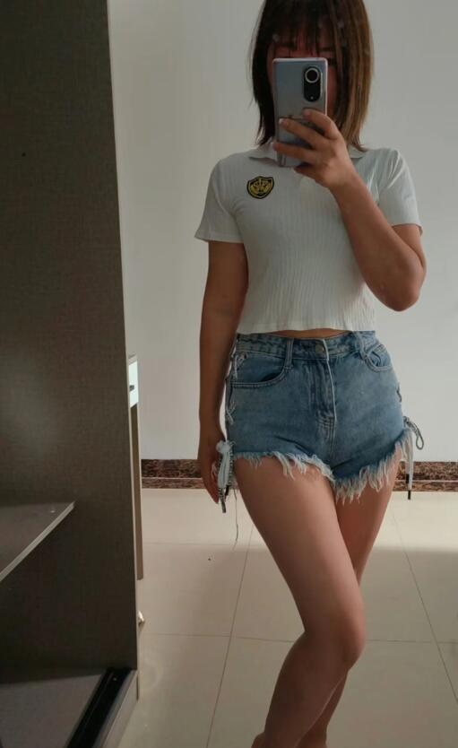 分享肤白美乳女人