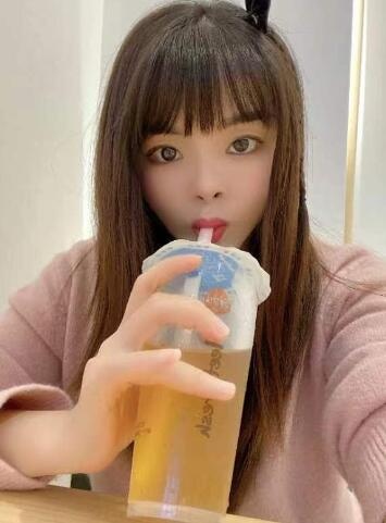 很有感觉的一个小巧女生