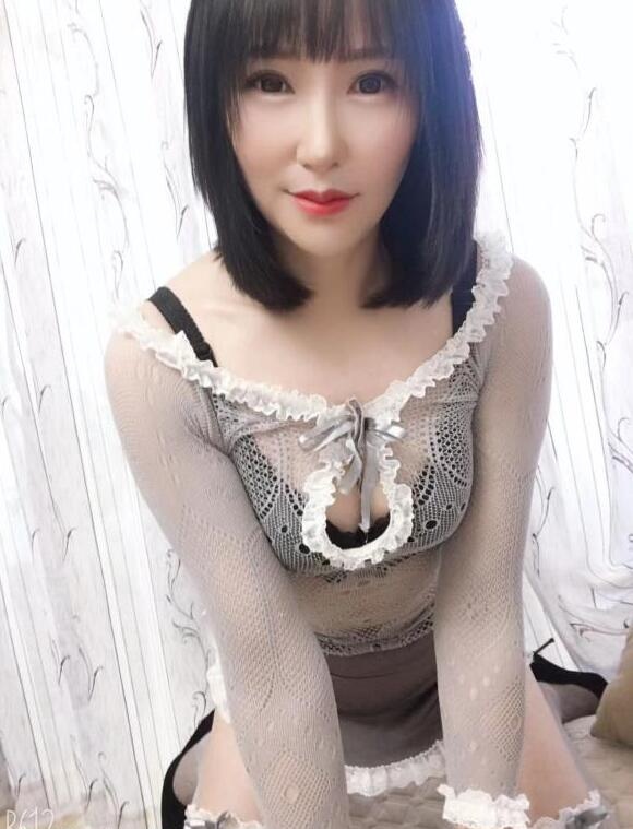 短发骨感少妇