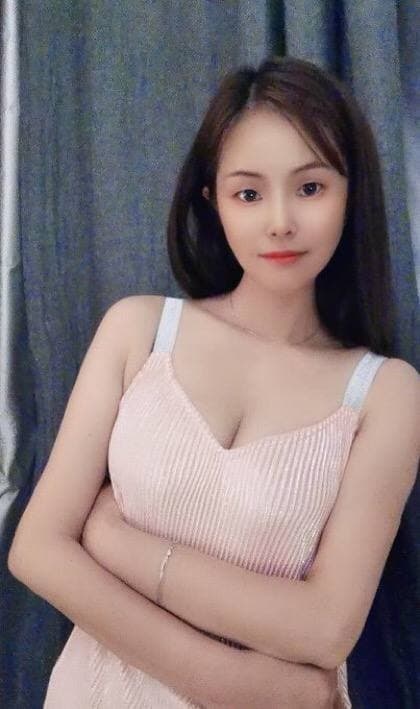 很腼腆的小美女
