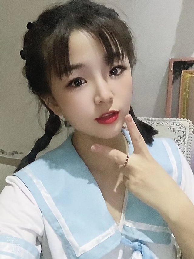 小巧玲珑的可爱美女