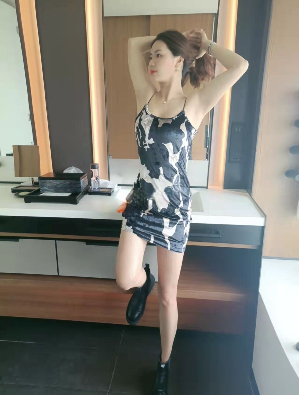 服务超棒的年轻妹子 