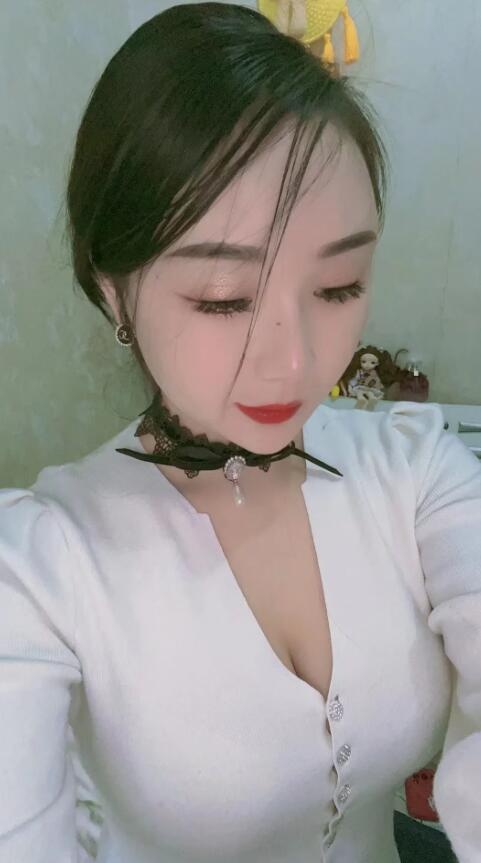 口爆气质大胸妹子