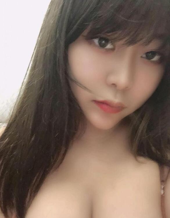 高新大胸乖巧妹子