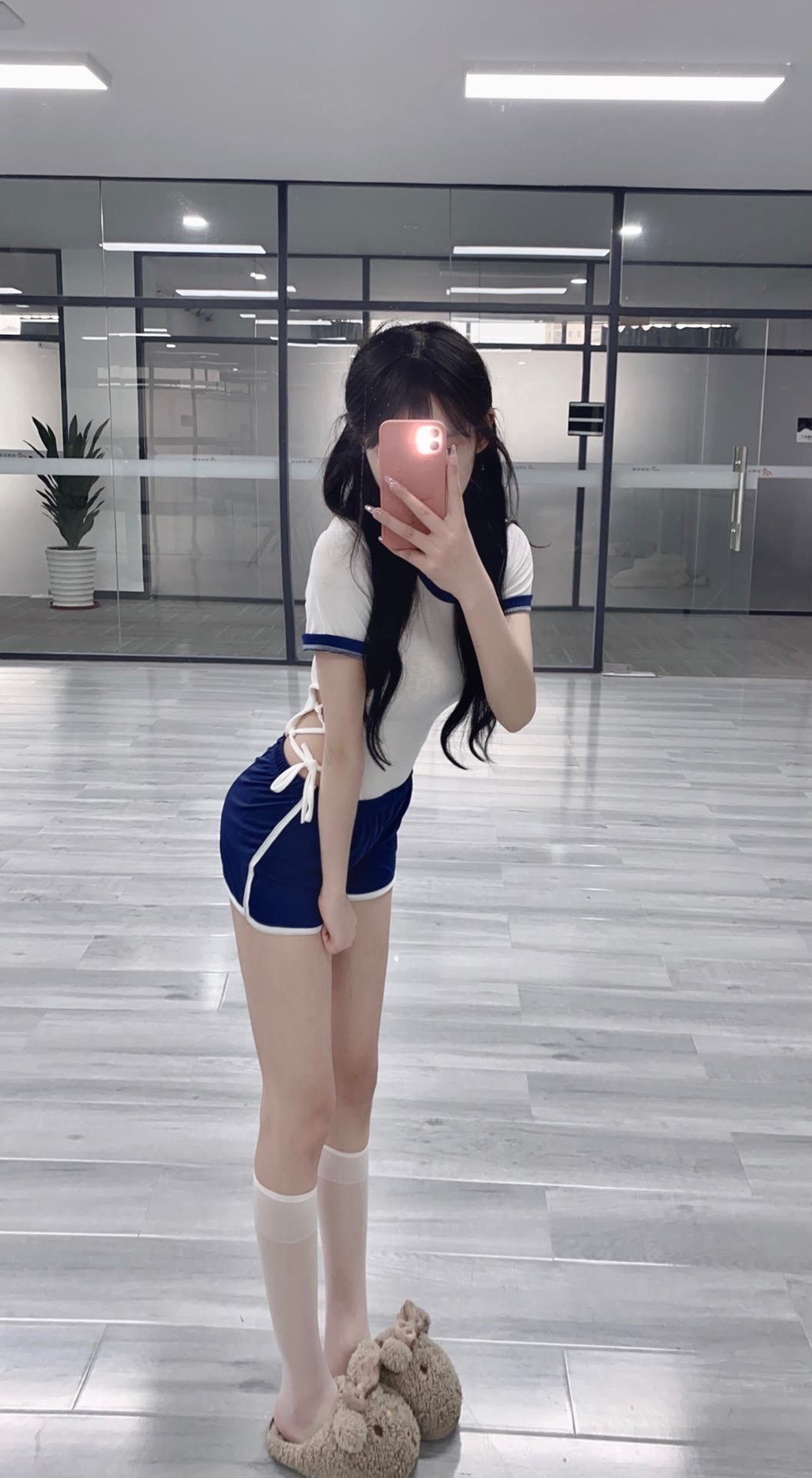 前凸后翘极品学生嫩妹