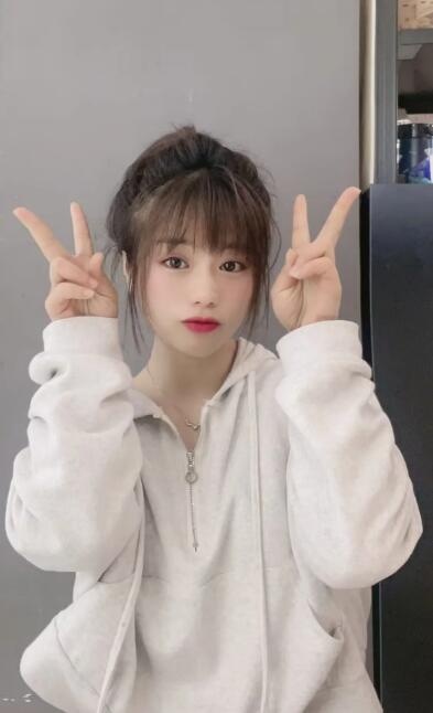 好看的短发妹子