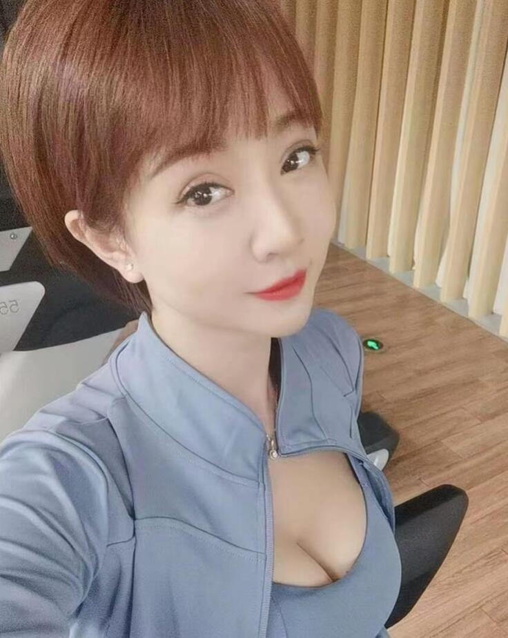 身材好服务多的短发妹