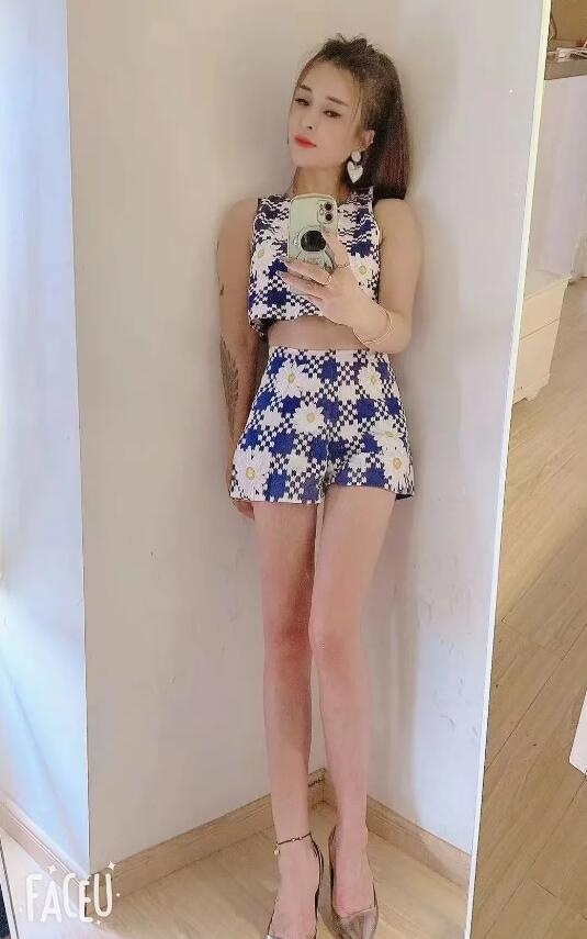 蜀山赛博广场冰冰妹子