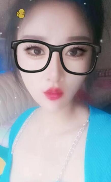 甜美眼镜妹