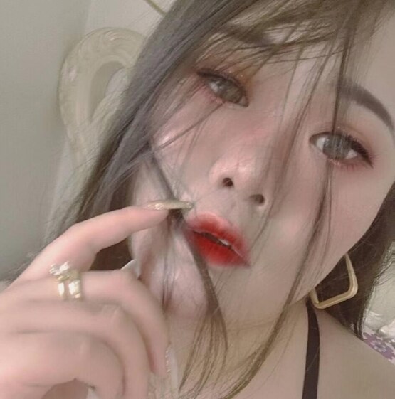 前凸后翘的骚妹