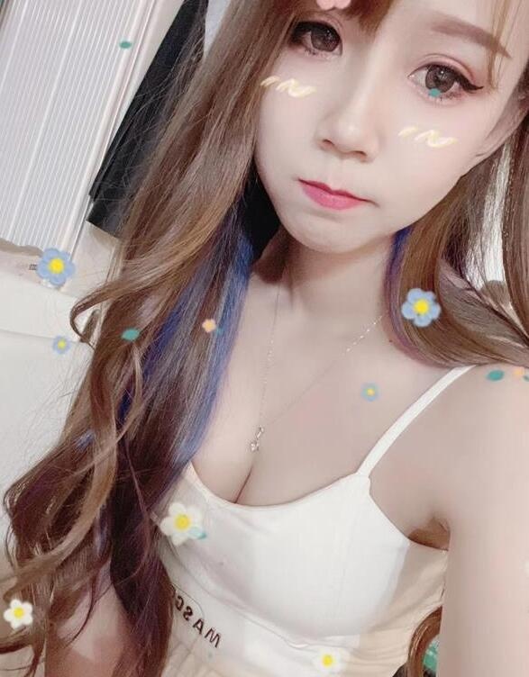 瘦瘦小小的姑娘