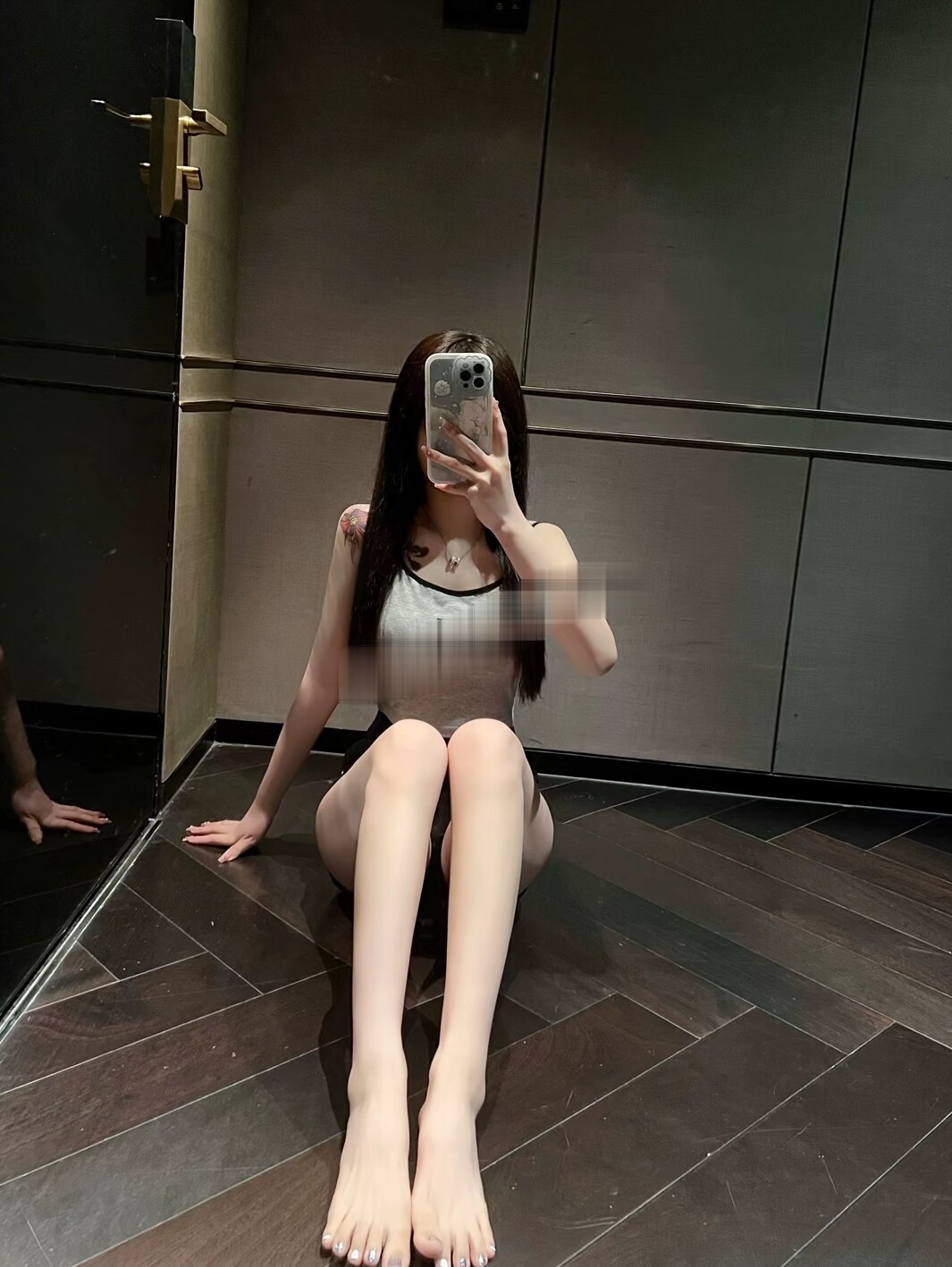 天河刚下水嫩妹