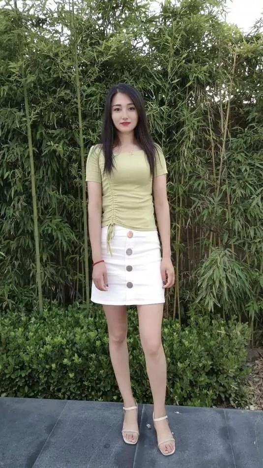 很不错的长腿大奶妹