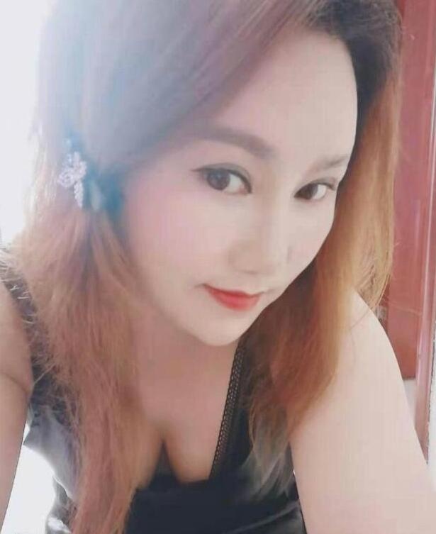 胸大屁股大的少妇