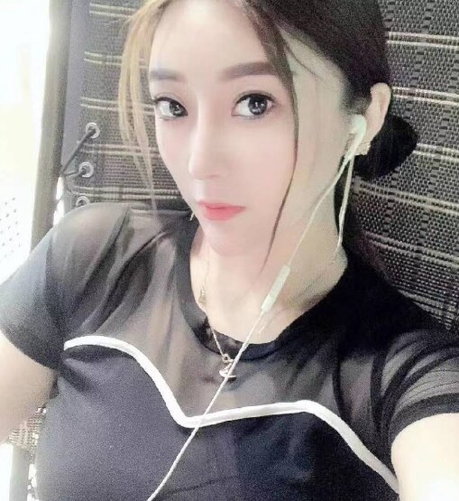 年轻漂亮的小姐姐