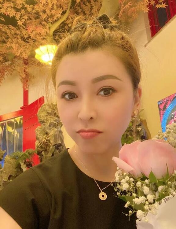 青羊御姐女人味十足