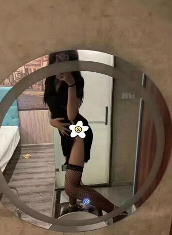 天鹅湖附近嫩妹