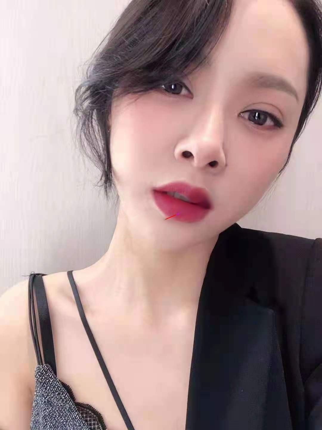 四百系的性感货，红唇烈焰，年轻妩媚