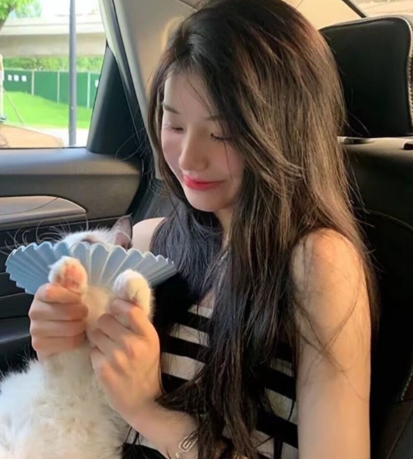 小店肤白貌美温柔妹子