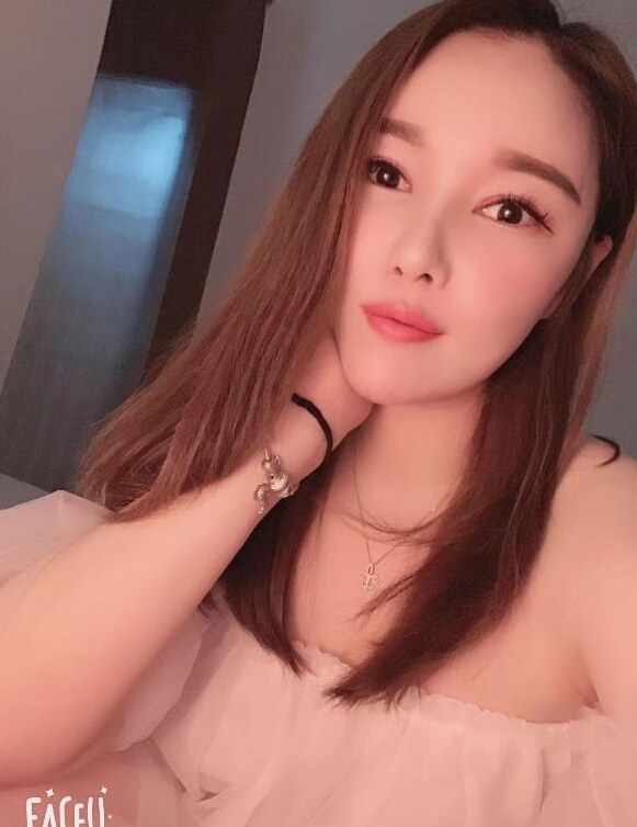 肤白貌美小姐姐