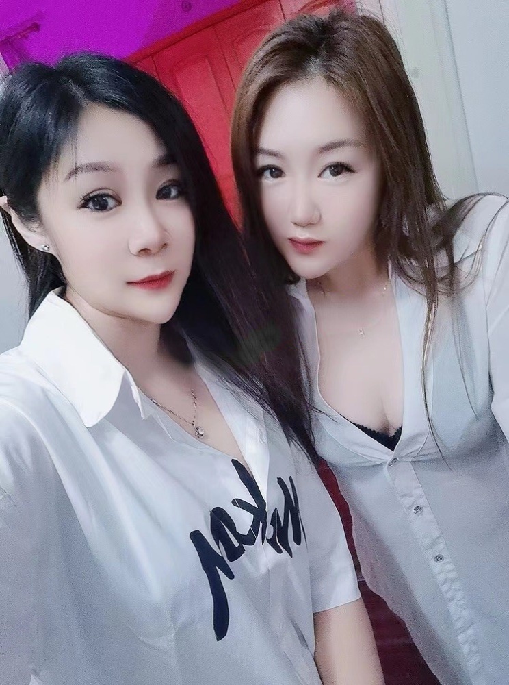 双飞战斗鸡姐妹花，情趣式双响炮