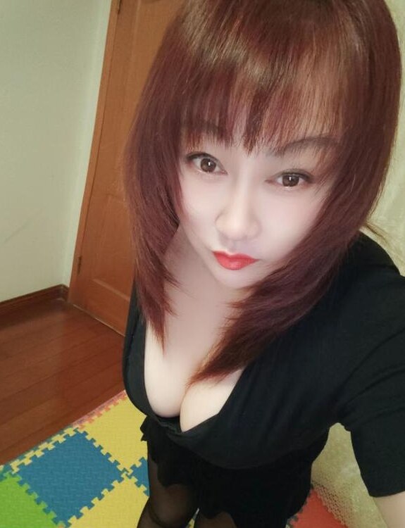 性感的酥乳熟女
