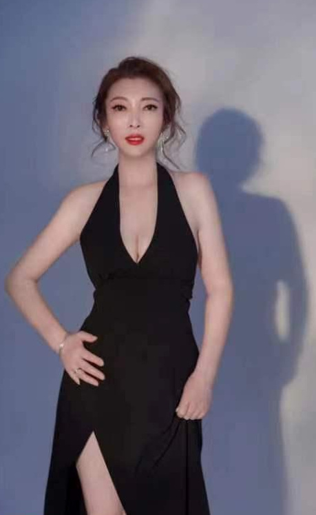 黑丝美腿蜜桃臀少妇