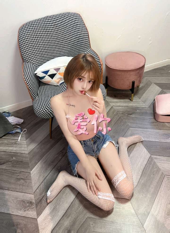  园区性感大胸妹子