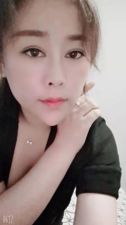 白领口爆小爱