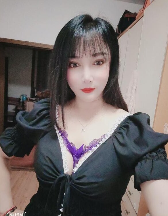 口出大胸大屁股的少妇