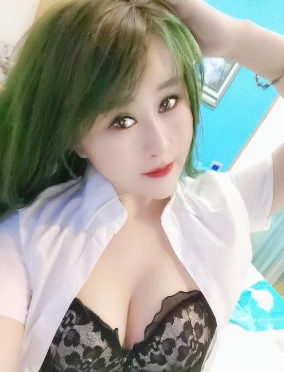 玩道具的花样妹妇