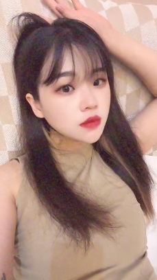 有纹身的年轻小姑娘