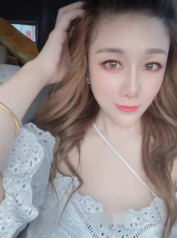 打了肚钉美女