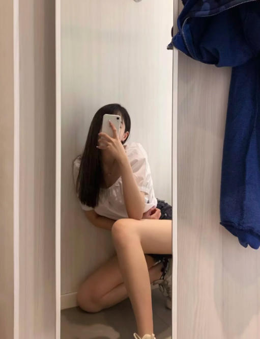 江岸小草莓性感身材好