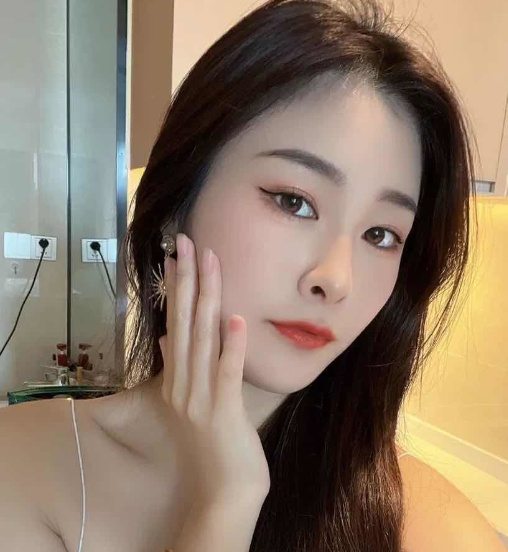  清纯可人的莉莉