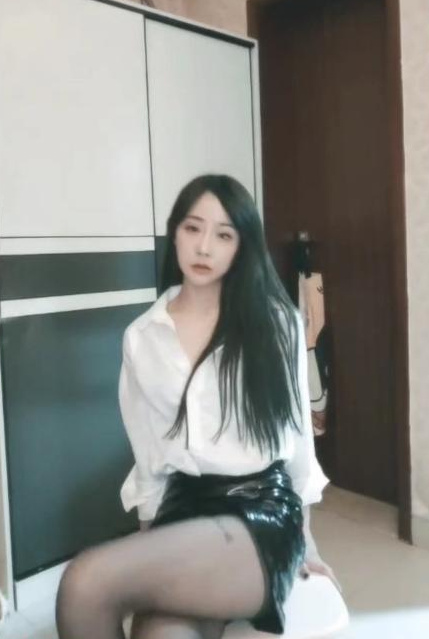 罗湖丑丑，黑丝皮裙