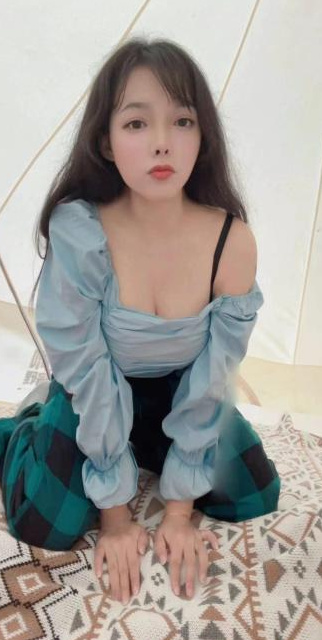 巨乳热情小骚货