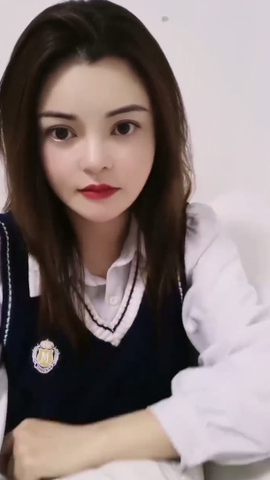 大胸大眼睛萌妹
