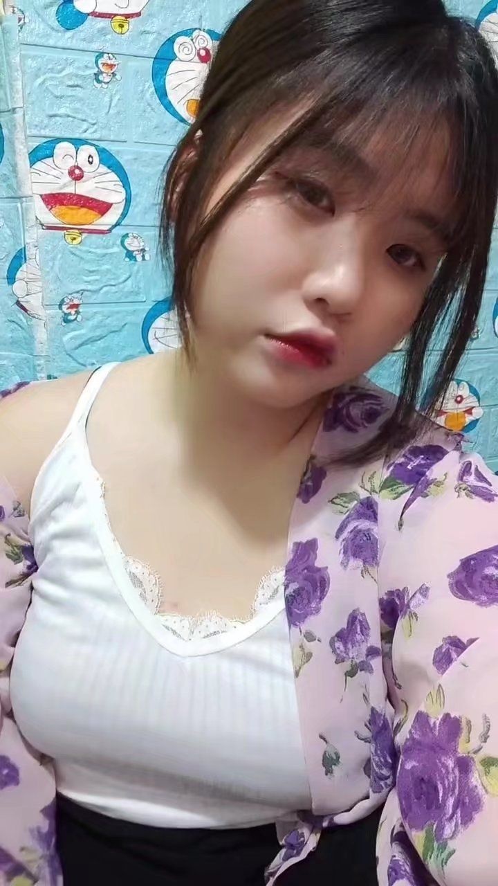 年轻热情微胖可爱小美女