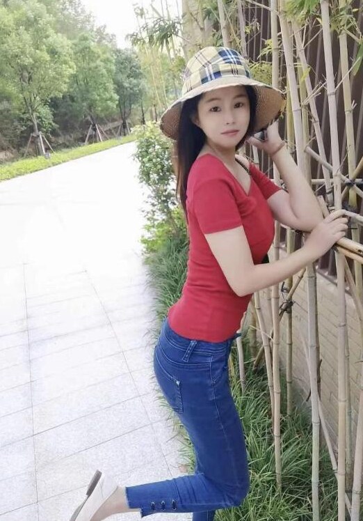 细腰美女小姑娘