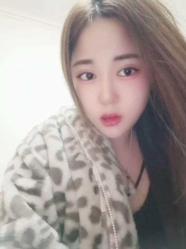 粉嫩妹子很挺
