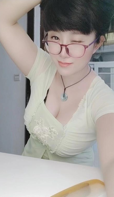 白云丰满肉感熟女