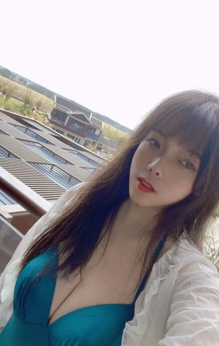 罕见的大奶小骚货