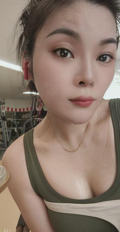 年底还开的健身妹小雨