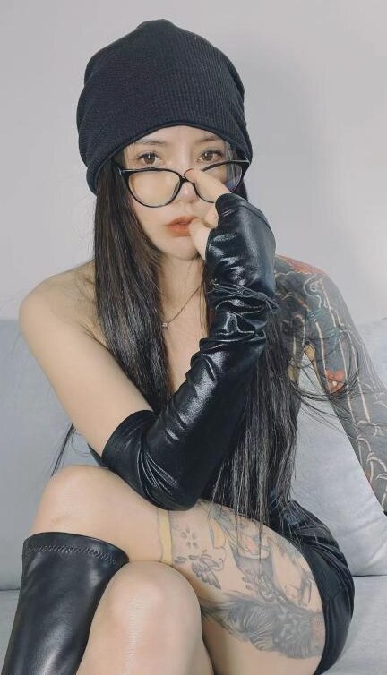 纹身翘臀妹