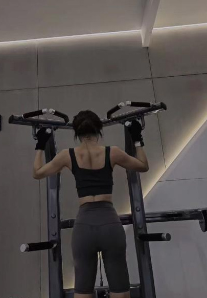 新区爱健身嫩妹